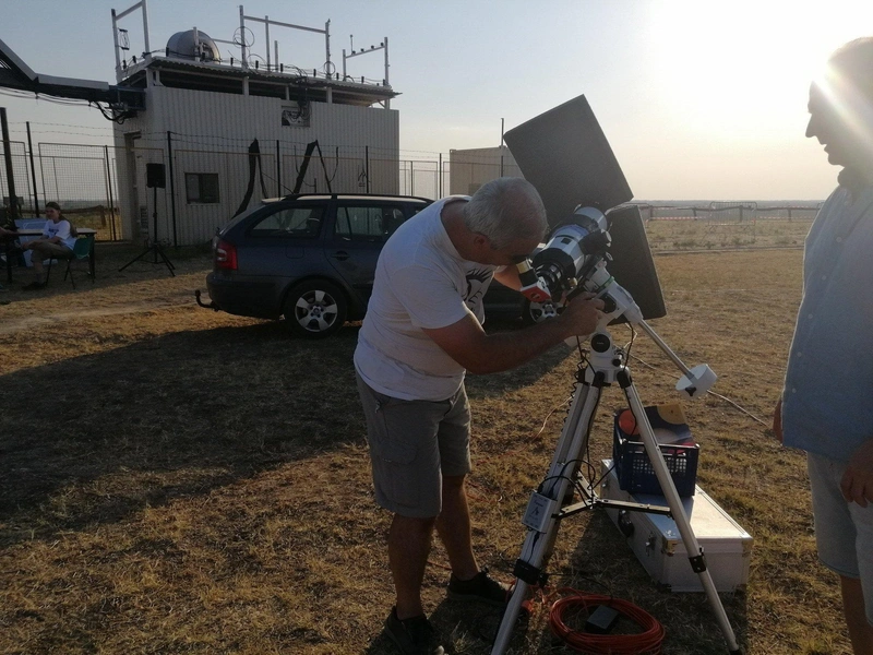 Szűcs László, a Kecskeméti Planetárium igazgatója készíti elő a távcsövet a rendezvényre / Fotó: KecsUP Hírek