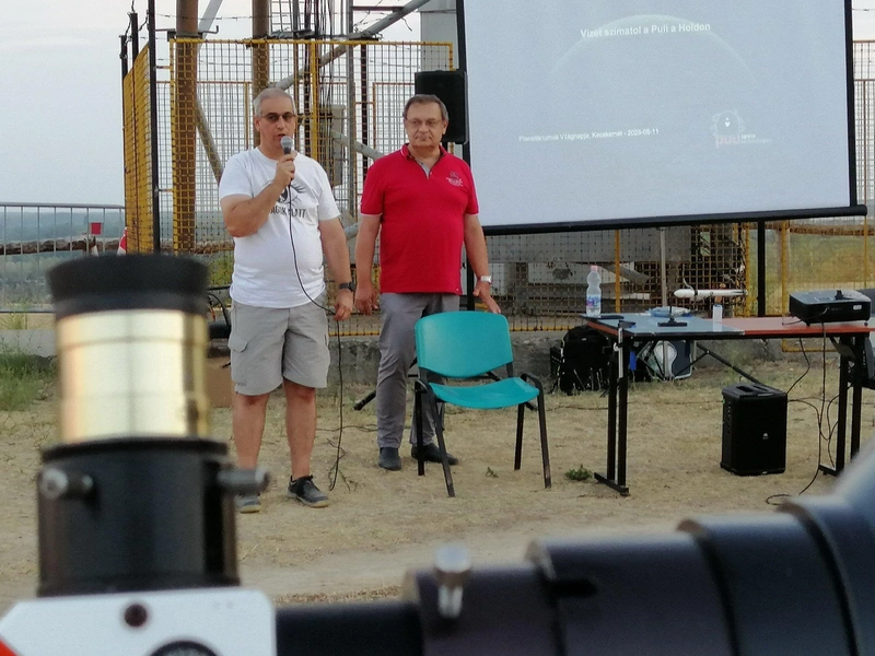 Szűcs László, a Kecskeméti Planetárium igazgatója, és Dr. Pacher Tibor, a Puli Space Technologies vezetője / Fotó: KecsUP Hírek