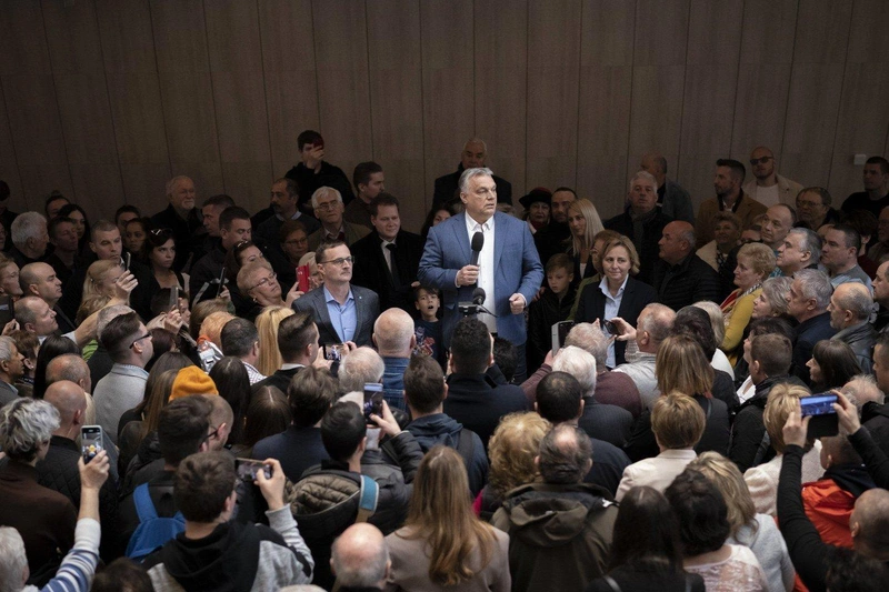 Szeberényi Gyula Tamás (balra) hallgatja Orbán Viktor beszédét a kecskeméti magánosított Neumann János Egyetem kecskeméti campusán 2022. április 2-án / Fotó: MTI/Orbán Viktor Facebook