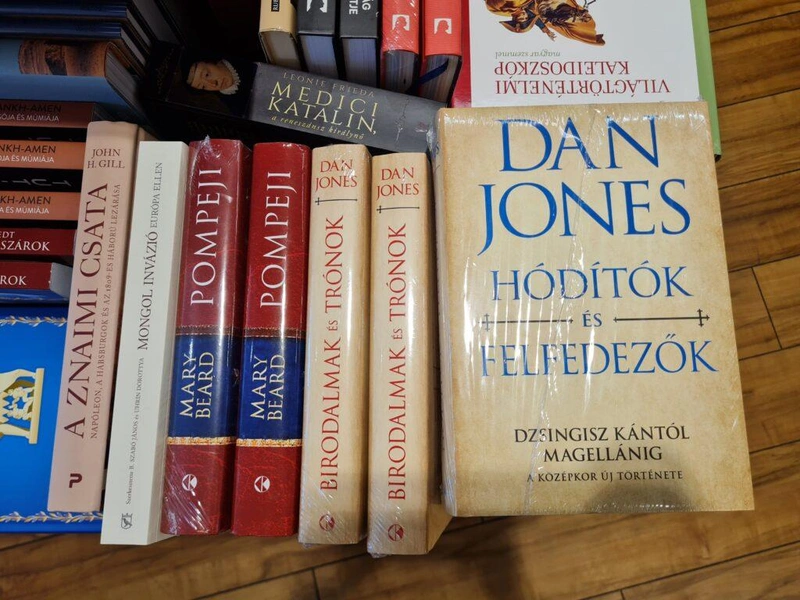 Boltonként változó, hogy van-e egyáltalán fóliázás, és ha igen, akkor mely könyveket érinti. Fotó: kecsup.hu