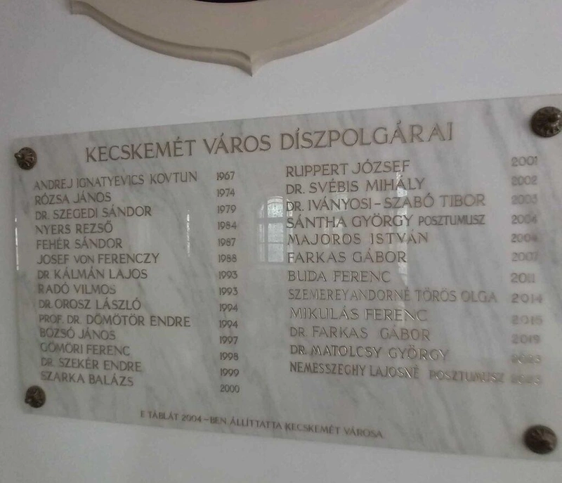 Már fel is vésték Matolcsy György nevét arra a Városházán található márványtáblára, amely a város díszpolgárait sorolja fel / Fotó: Kecsup.hu