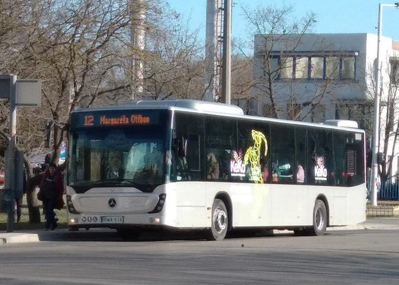 12-es busz az Irinyi utcai megállóban / Fotó: Kecsup