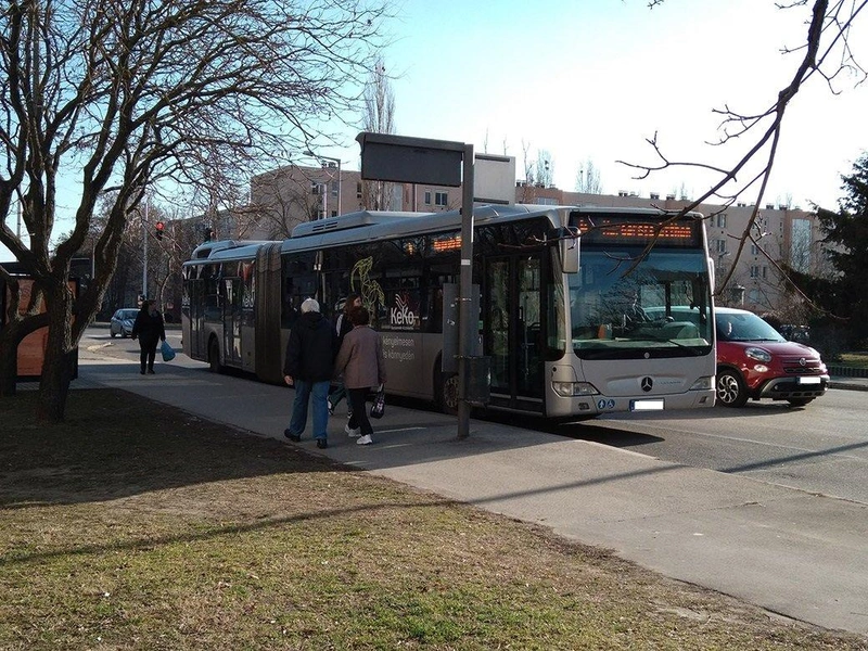 2024-02-07-14-023-4-es-busz-az-Irinyi-utcai-megalloban.jpg