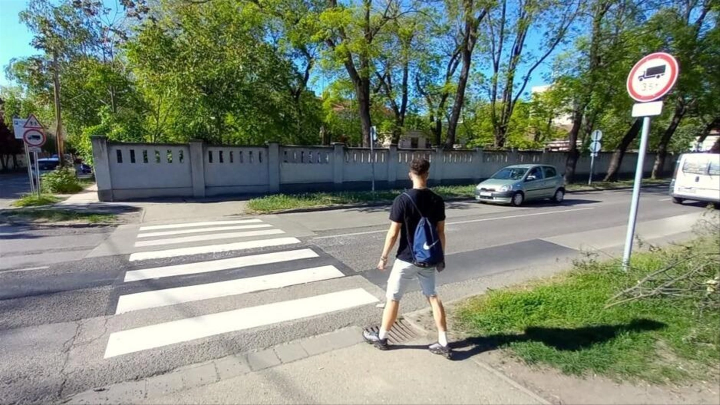 A Szentháromság temető előtti (Küküllő-Garam utca kereszteződésében lévő) zebrán sok iskolás kel át nap mint nap / fotó: Hraskó István, KecsUP Hírek