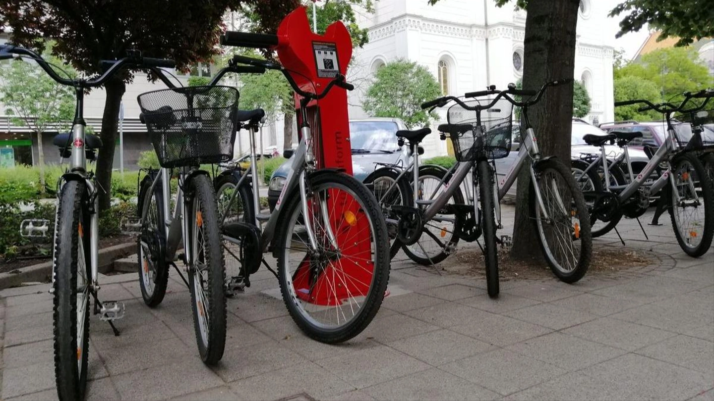 A kecskeméti Tourinform Iroda előtti új bringás szervizpont / Fotó: kecsup.hu