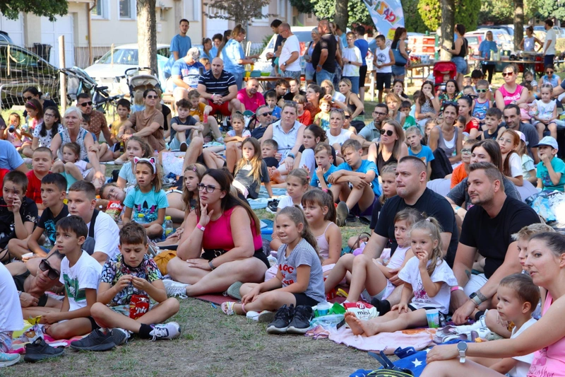 Danyi Boti Petőfi Park jótékonysági kertmozi (36)