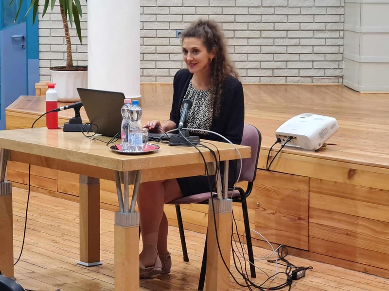 Dr. Virág Ágnes művészettörténész, az Eszterházy Károly Katolikus Egyetem oktatója tartja az előadássorozatot Fotó: Bajáki Zsanett