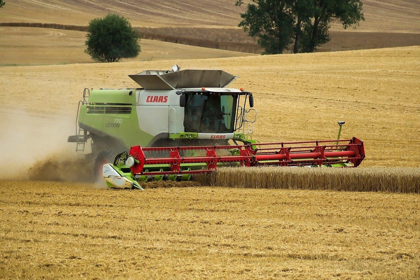combine-harvester-g7cedd51e6_1280.jpg