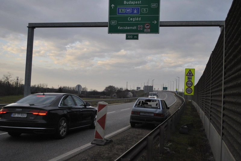 A Suzuki hetek óta a 445-ös szélén áll / Fotó: kecsup.hu