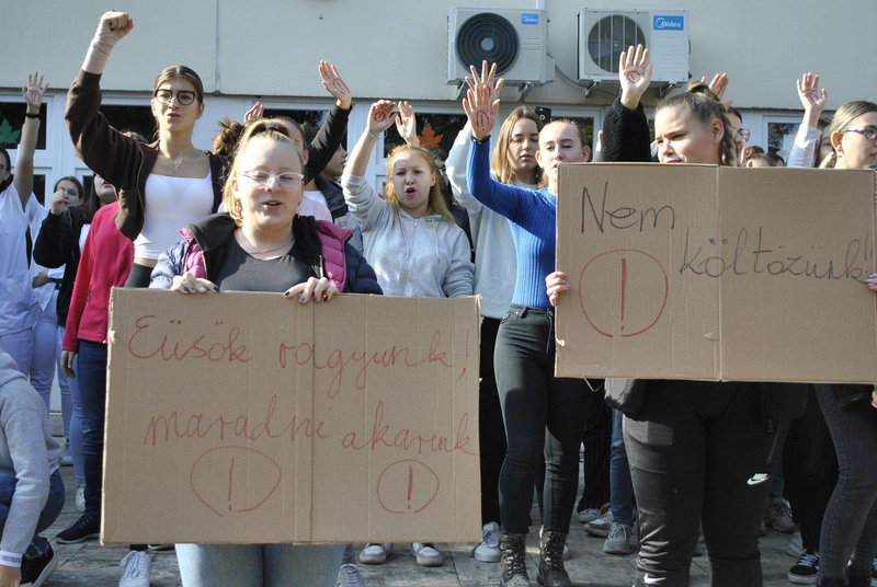 Tüntettek a kecskeméti egészségügyis diákok és tanárok, nem akarnak költözni / kecsup.hu