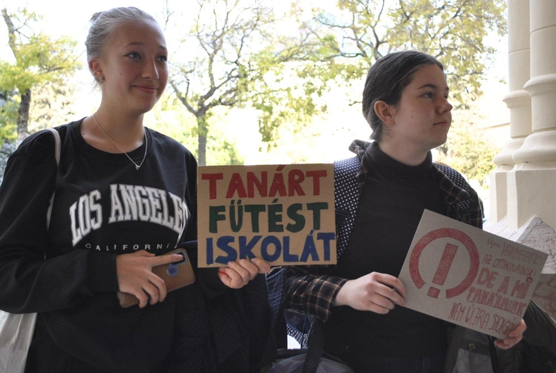 „Újra vármegyék az otthonaink, de a mi tanáraink nem újra szolgák” – üzenik a diákok a Városháza előtt – 2022. október 14. / kecsup.hu