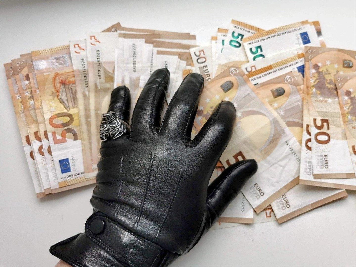gloves-gd1486682c_1280.jpg