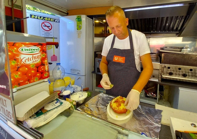 Készül a bacon-ös lángos