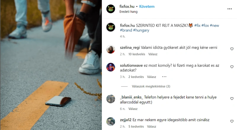 A megrendezett jelenetben baltával töri össze valaki telefonját / Forrás: fixfox.hu