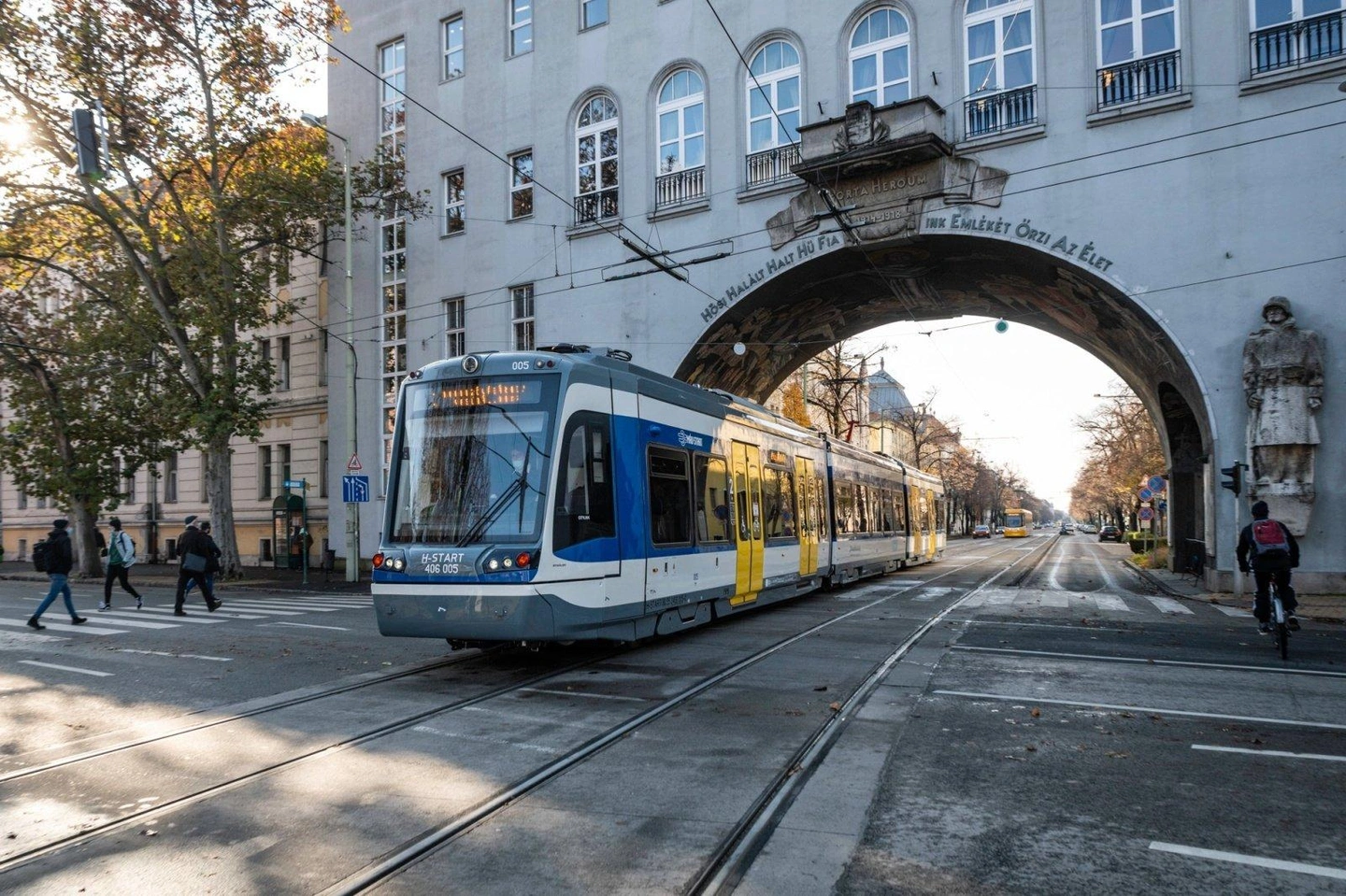 szegeder-kozlekedes-tramtrain-aradi-vertanuk-tere-belvaros-hosok-kapuja-753863.jpeg