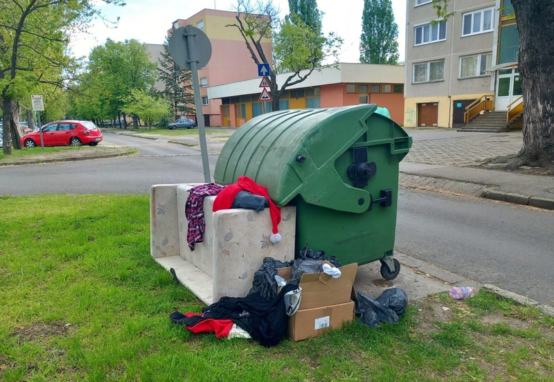 A Széchenyivárosban is gondot jelent az illegális hulladéklerakás és a szemét kuka mellé pakolása / Fotó: Hraskó István