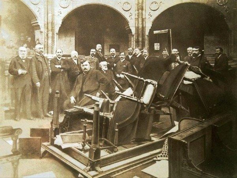 Az ellenzéki obstrukció 1904. december 13-án fizikai erőszakba torkollt az Országházban