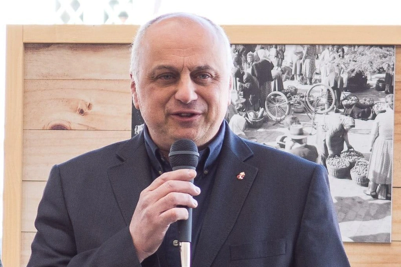 Falu György beszél a slow food piac megnyitóján