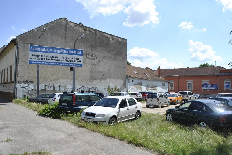 Nagykőrösi utcai üres, bekerítetlen foghíjtelek tátongó sebként jelenik meg. / kecsup.hu