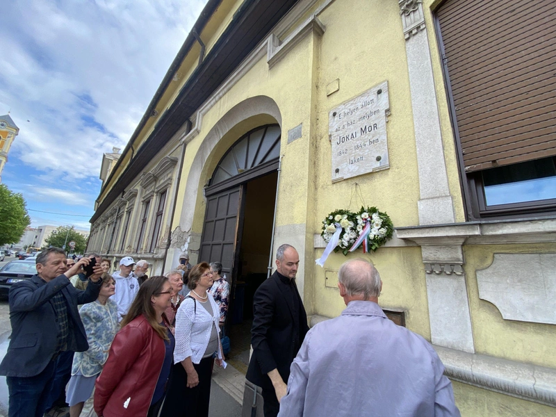 Koszorúzás a Jókai utcában Kecskeméten a Jókai emléktáblánál / Fotó: kecsup.hu