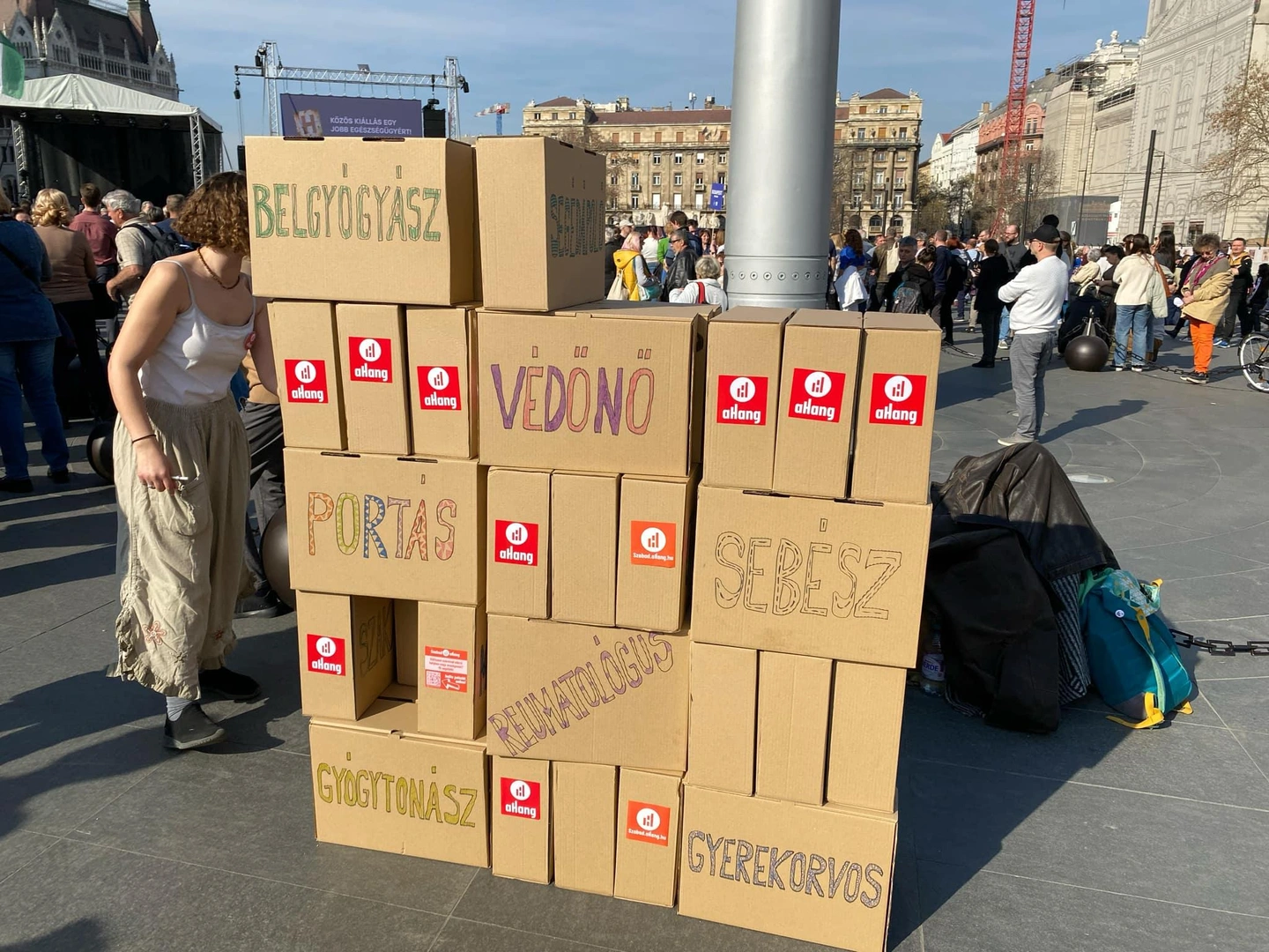 Az aHang fővárosi aktivista csoportja, a budapesti aPont egy óriás jengát épített fel a Kossuth téren a Magyar Orvosi Kamara és a Magyar Orvosok Szakszervezete által szervezett tüntetésen. Az aPont aktivistái azt kívánták demonstrálni, hogy az egészségügyi rendszer a dolgozók hiányában darabjaira hullik / Fotó: aHang