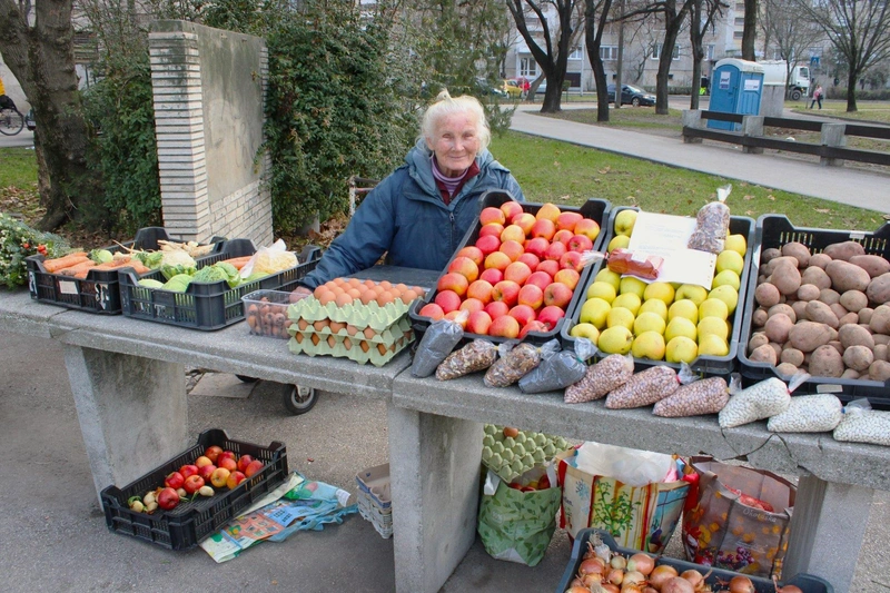 Közel negyven éve árusít ugyanott, a Petőfi Sándor utcai kispiacon / Fotó: Hraskó István