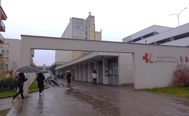 A kecskeméti kórház főbejárata / Fotó: Hraskó István