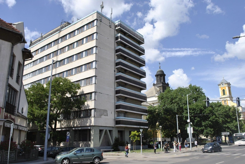Használaton kívül van a közel 60 éves Lővei Klára kollégium a Piaristák terén. /kecsup.hu