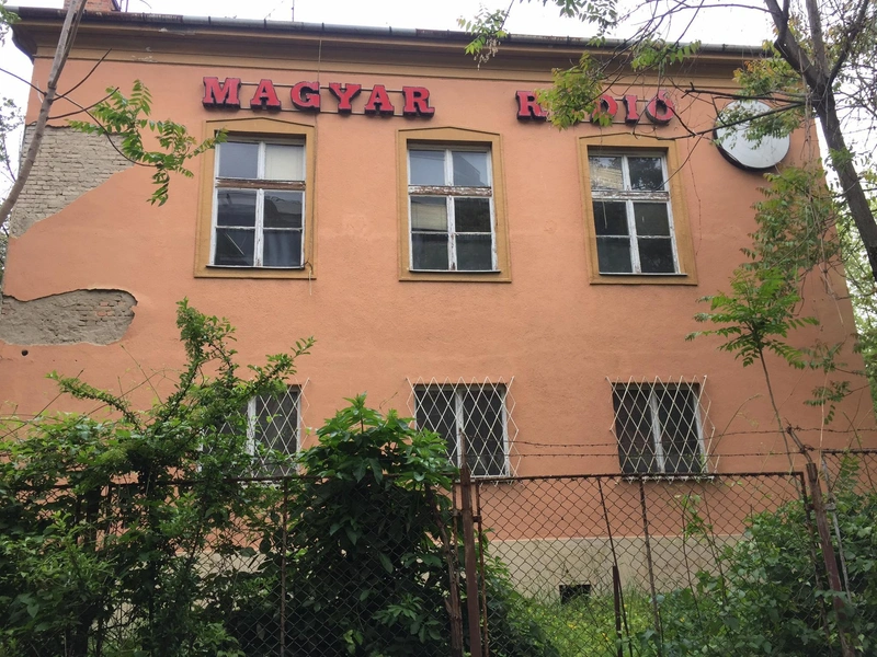 A kétszintes ingatlan egyelőre állja a sarat Szolnokon. / Fotó: szol24.hu