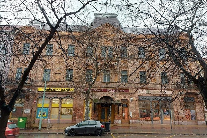 Még kopottas ruhájában is kiemelkedik környezetéből a kétemeletes impozáns szálló. / szol24.hu