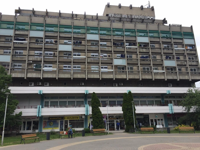 A térkő önmagában nem boldogít, a lerobbant Hotel Pelikán uralja a környéket. / Fotó: szol24.hu