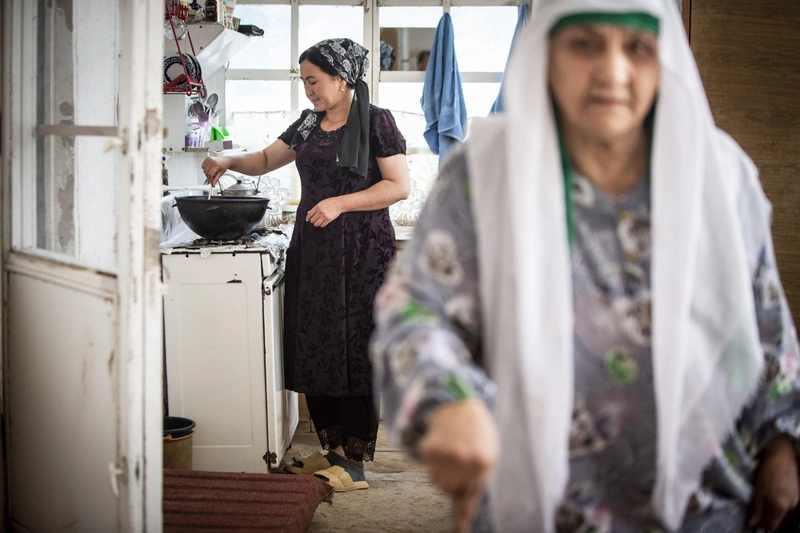 Vidéken ötven-száz éves elmaradás érezhető Európához képest, mégis tiszták, rendezettek az otthonok is. Fotó: Ujvári Sándor