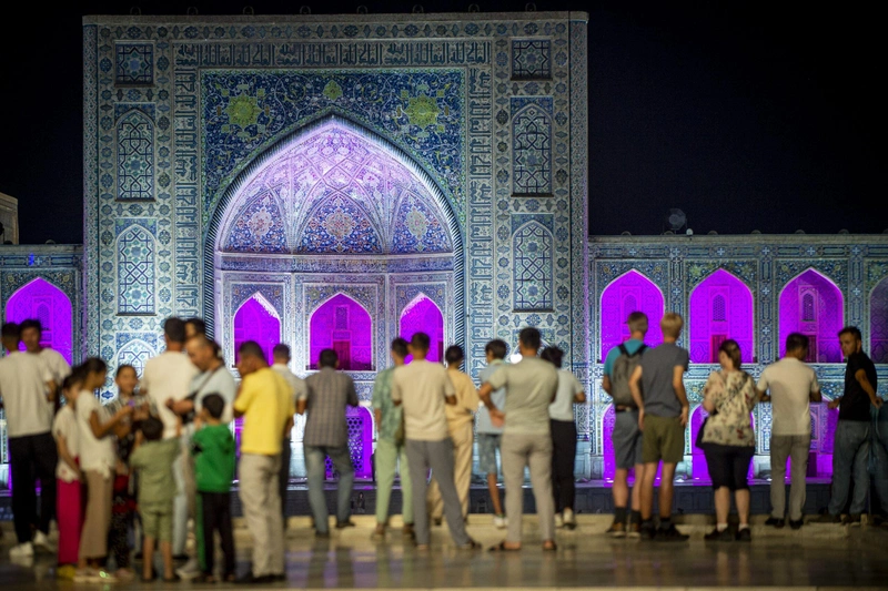 Zenei kíséret mellett „vándorló” fényekkel világítják meg Samarkandban a Registan téren található hármas épületegyüttest. Fotó: Ujvári Sándor