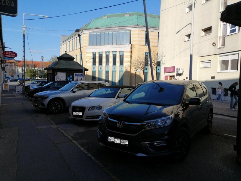 A Görögtemplom utca évtizedek óta lényegében egy zsúfolt és koszos parkoló / Fotó: KecsUP Hírek
