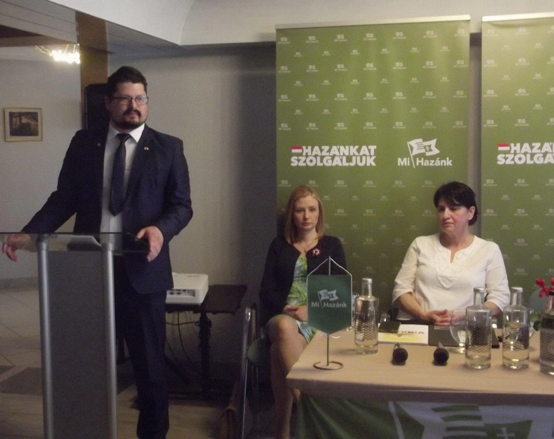 Képünkön Dúró Dóra, Hódi Zsuzsanna és András Károly látható egy korábbi rendezvényen / Forrás: KecsUP Hírek