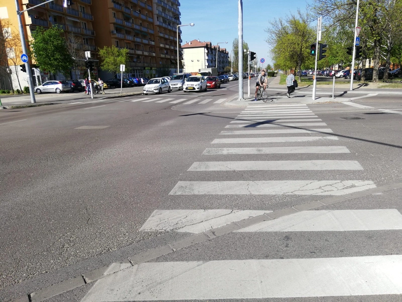 A tervezés során azzal számoltak, hogy a kerékpáros szálljon le és tolja át a kerékpárt / Fotó: kecsup.hu