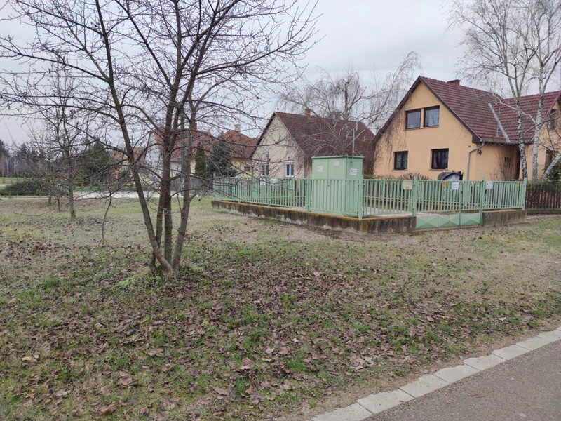 Itt a gázfogadó állomás és közel a házak