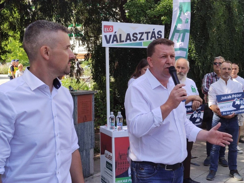 A mikrofonnál: Lejer Zoltán előválasztási képviselőjelölt (Jobbik)