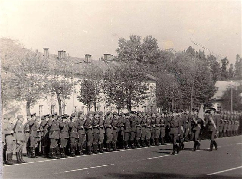 Az utolsó sorakozók egyike 1989-ben Kecskeméten / Fotó: amirolatortenelem.blog.hu