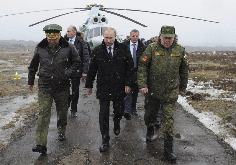 Vladimir Putin középen / Fotó: REUTERS/Mikhail Klimentyev