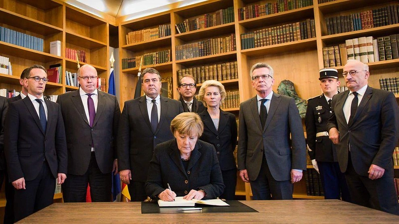 Merkel a párizsi terrortámadások után támogatásáról biztosítja a franciákat – 2015. november / Fotó: Bundesregierung/Kugler