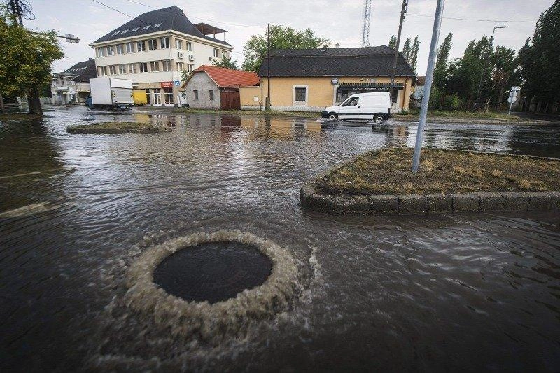 A felhőszakadás miatt Kecskeméten megteltek a csatornák 2015-ben / Forrás: MTI