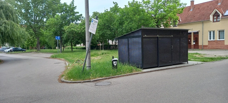 Újonnan kihelyezett szemeteskonténer a Rávágy téren / kecsup.hu