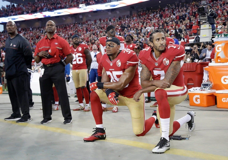 Colin Kaepernick és Eric Reid / Fotó: Marcio Jose Sanchez/Associated Press