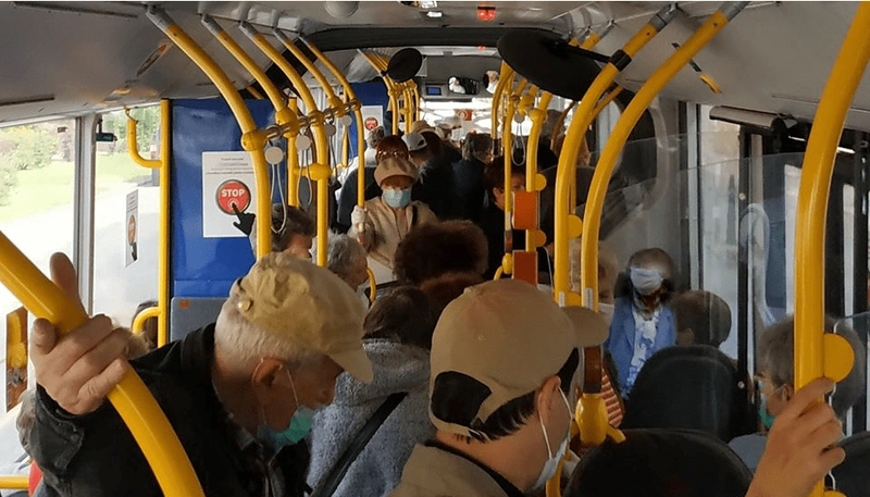 A buszokon egyre több az utas és nehéz tartani a távolságot / Fotó: Tancsa János