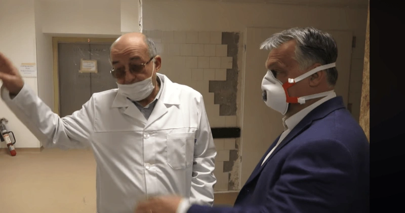 Orbán Viktor látogatása az Országos Korányi Pulmonológiai Intézetben, ahol jól látszik a falról lehullott csempe, 2020. április