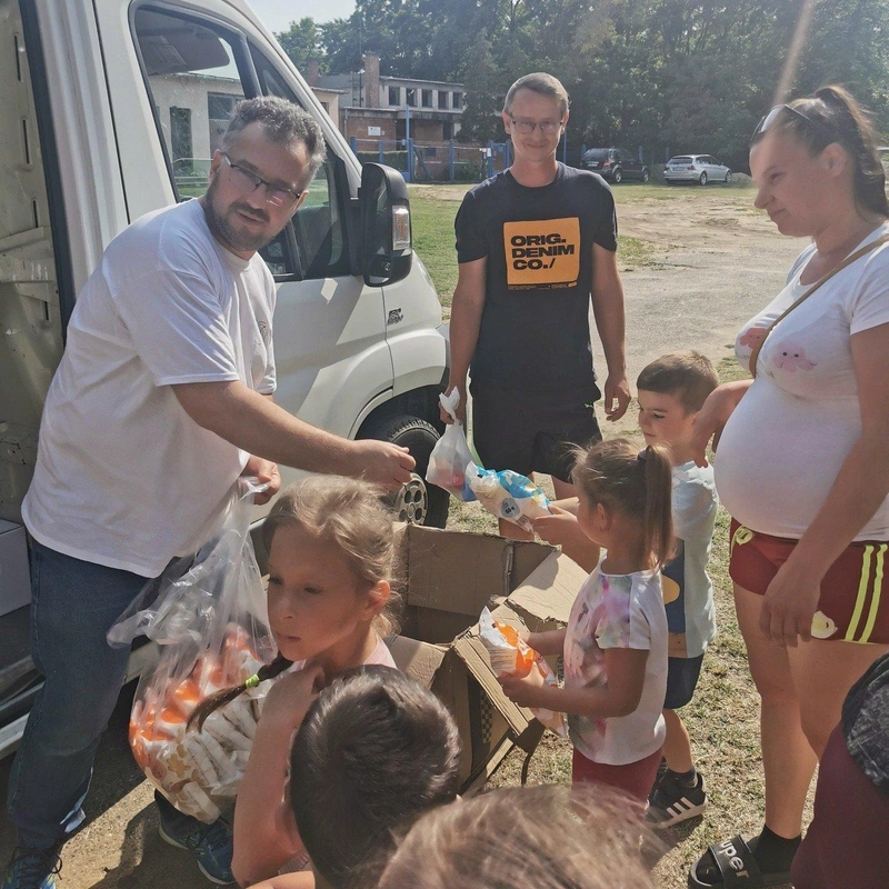 Bács-Kiskun vármegye négy településén, (Kunszentmiklós, Tass, Szalkszentmárton, Dunavecse) összesen 80 csomag tartós élelmiszerrel támogatták a rászoruló családokat. Fotó: GYEA