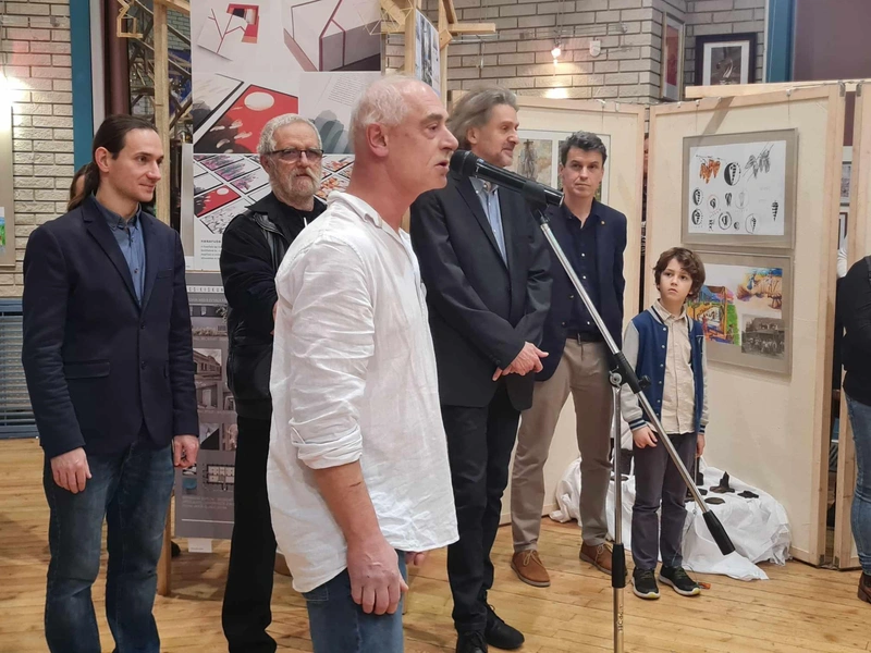 A gyerekek nélkül nincs Szabadiskola, általuk van és értük - kezdte kiállításmegnyitóját Bruncsák András, festőművész a Szabadiskola alapítója. Fotó: Bajáki Zsanett