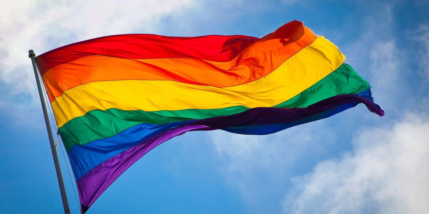 4096px-Rainbow_flag_breeze-1920x960.jpg