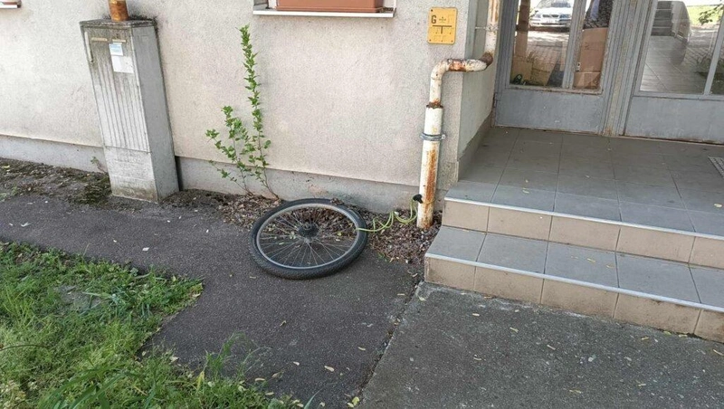 Csak az első kerék maradt meg / Olvasói fotó